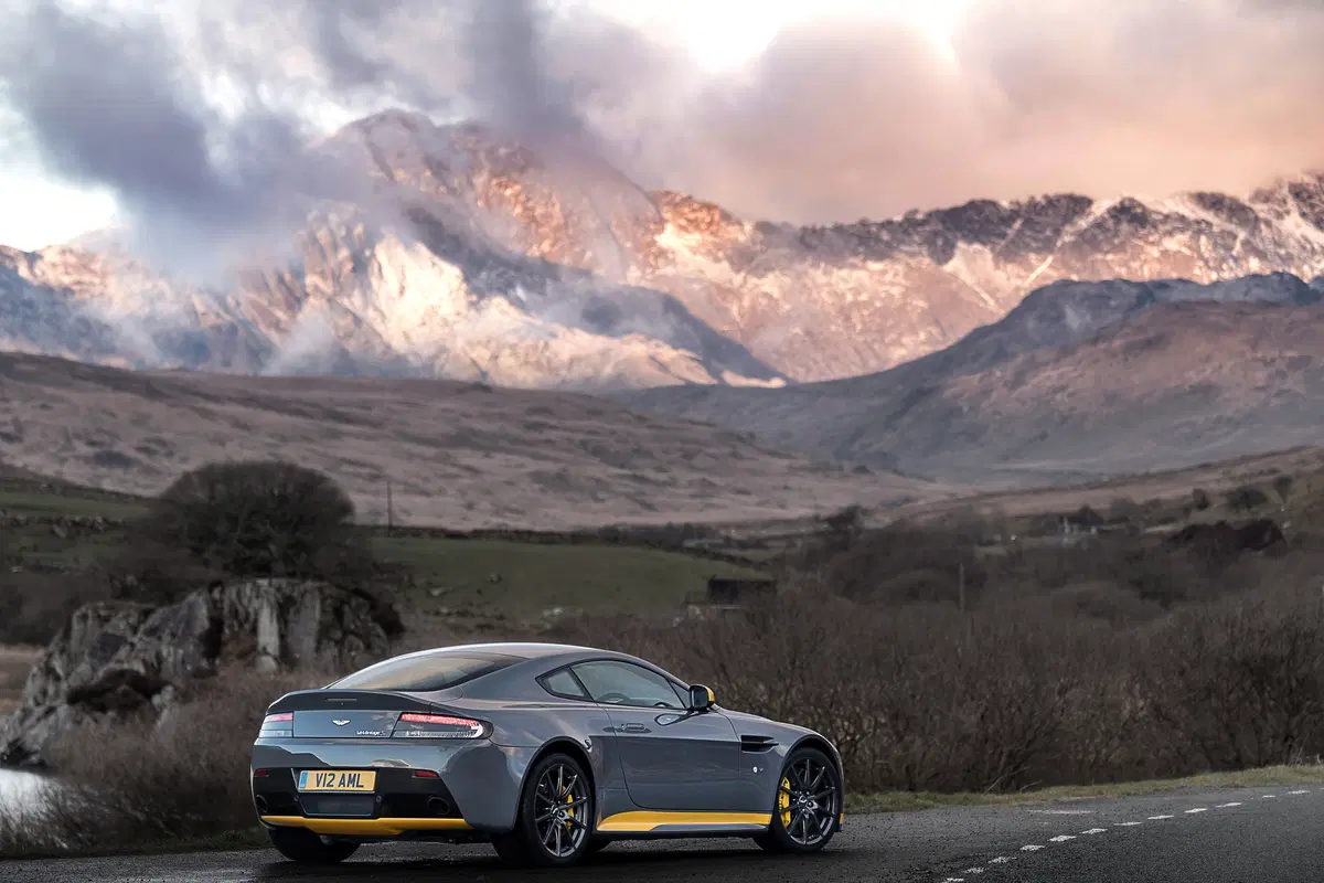 Aston Martin Vantage (2016-18) (12)