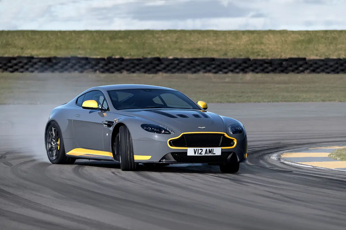 Aston Martin Vantage (2016-18) (14)