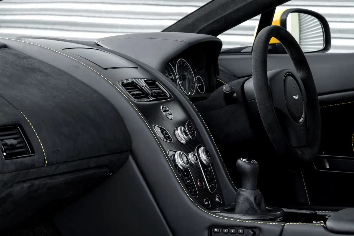 Aston Martin Vantage (2016-18) (15)