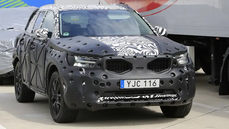 Volvo XC40, le foto spia 