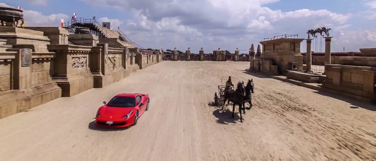 La sfida impossibile: Ferrari 458 Italia contro la biga di Ben Hur
