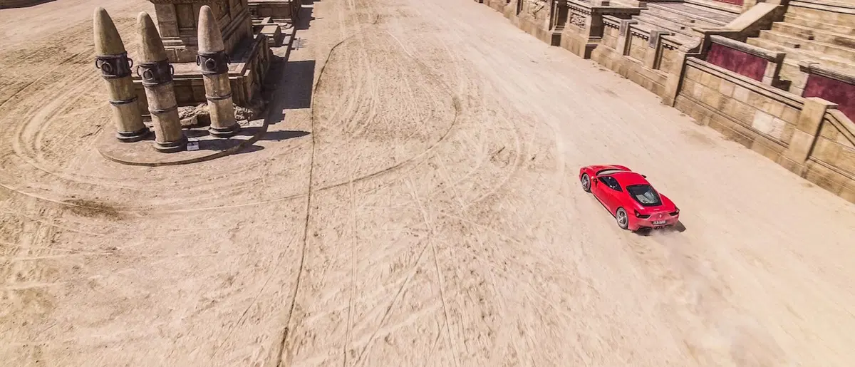 La sfida impossibile: Ferrari 458 Italia contro la biga di Ben Hur (2)