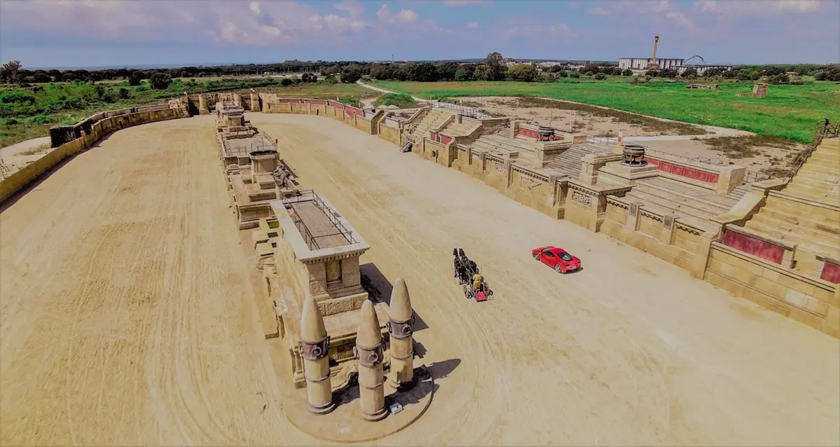 La sfida impossibile: Ferrari 458 Italia contro la biga di Ben Hur (4)