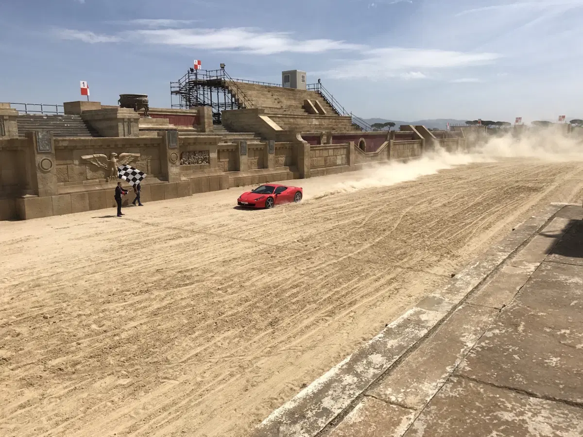 La sfida impossibile: Ferrari 458 Italia contro la biga di Ben Hur (8)