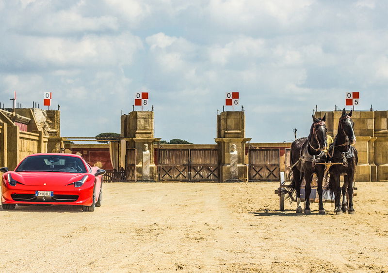 La sfida impossibile: Ferrari 458 Italia contro la biga di Ben Hur