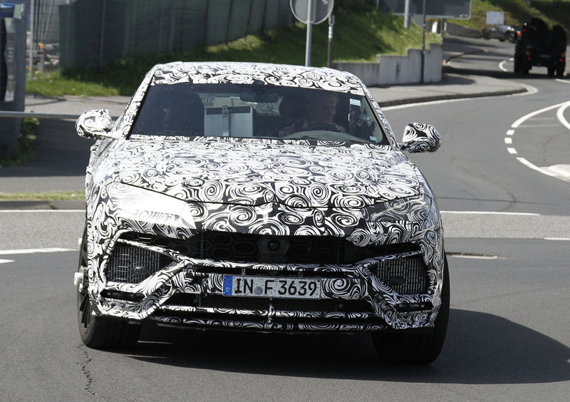 Lamborghini Urus, le foto spia del SUV