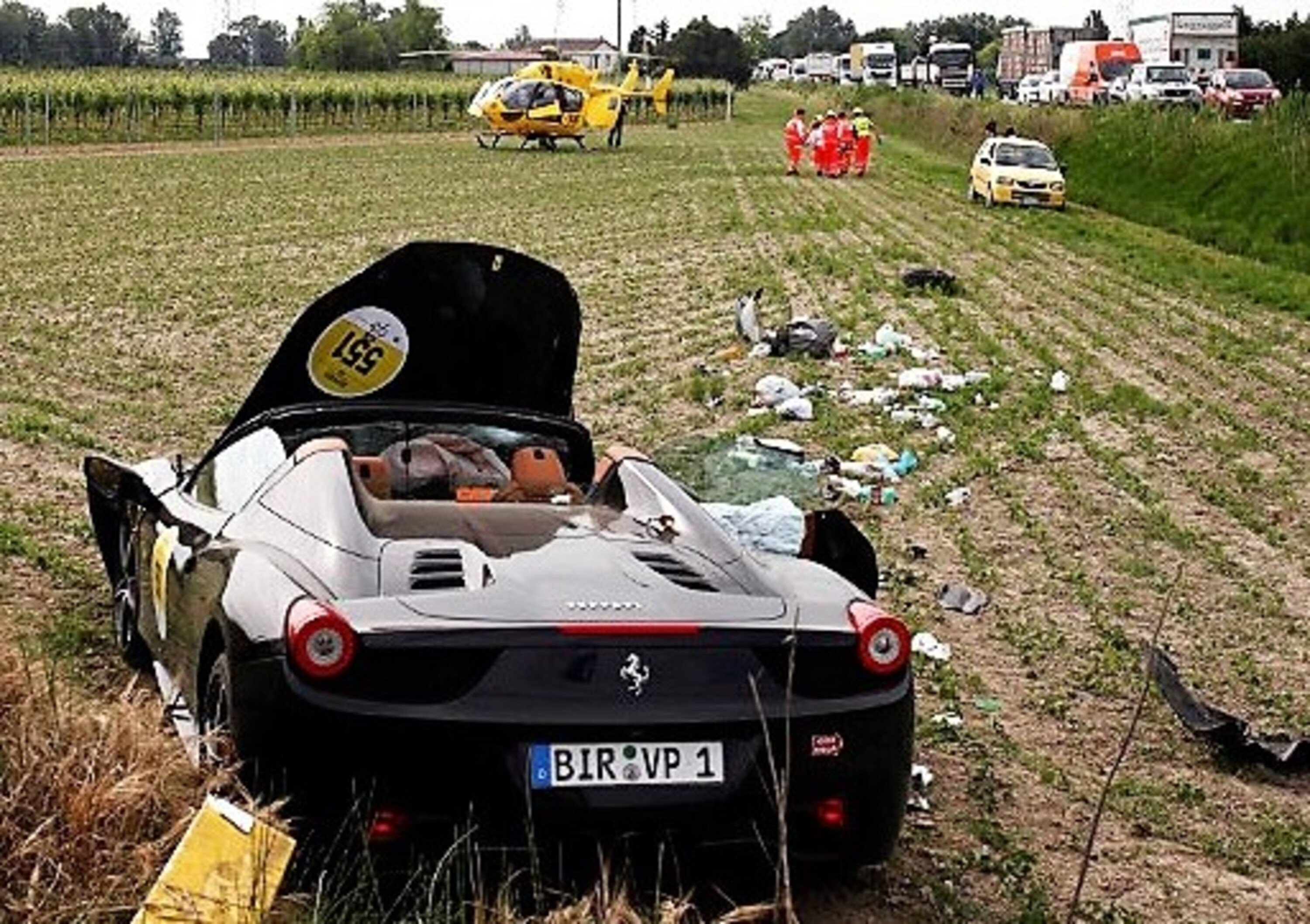 Paura alla Mille Miglia: incidente di una Ferrari con quattro feriti