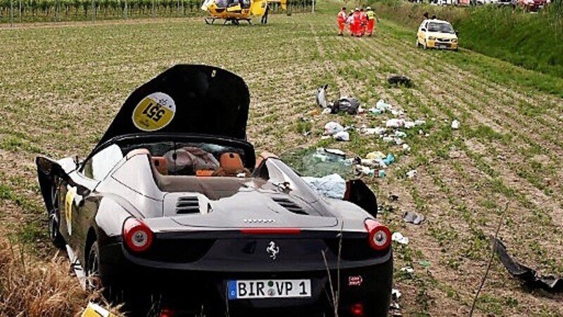Paura alla Mille Miglia: incidente di una Ferrari con quattro feriti