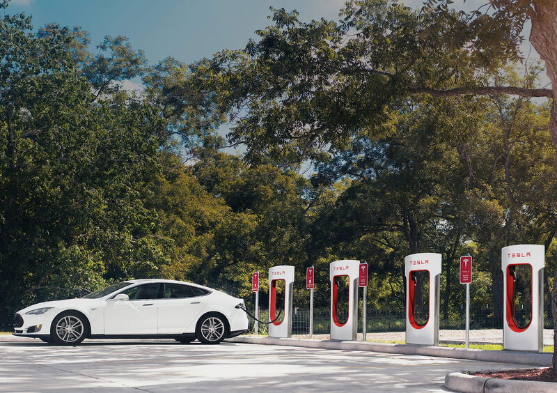 Tesla Supercharger, torna la ricarica illimitata