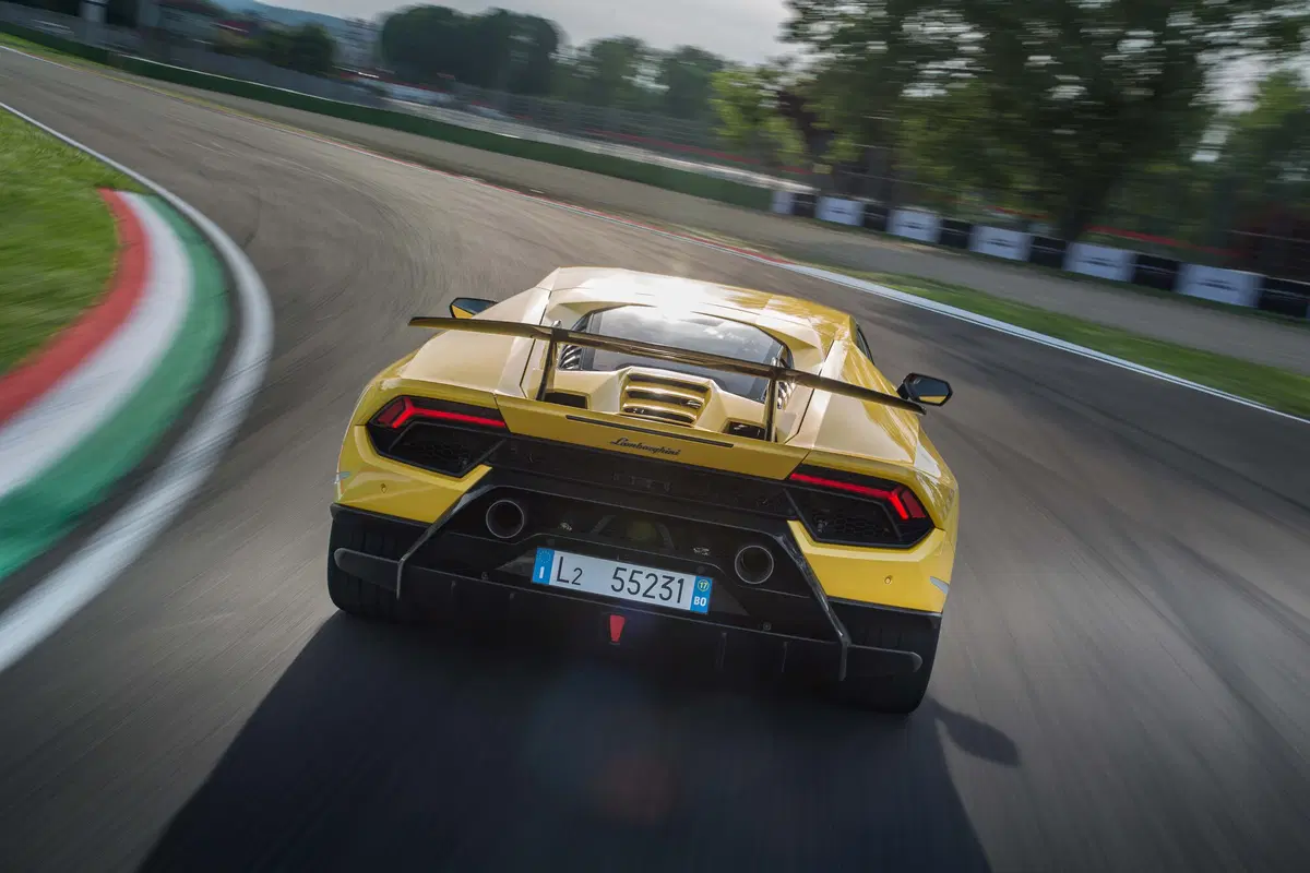 Lamborghini Huracan Performante, la più veloce è lei [Video primo test] (27)