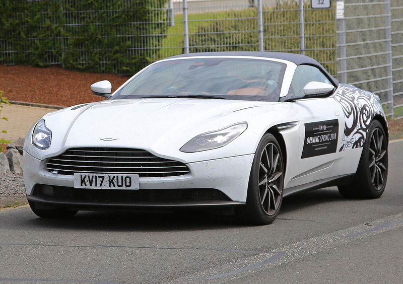 Aston Martin DB11 Volante, in pista per i test