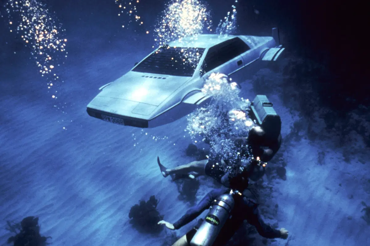 Tutte le auto di Roger Moore, il più longevo degli 007 (13)