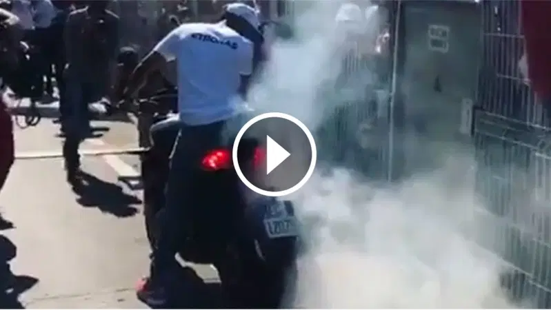 F1, Hamilton d&agrave; spettacolo in moto nel paddock di Monaco [Video]