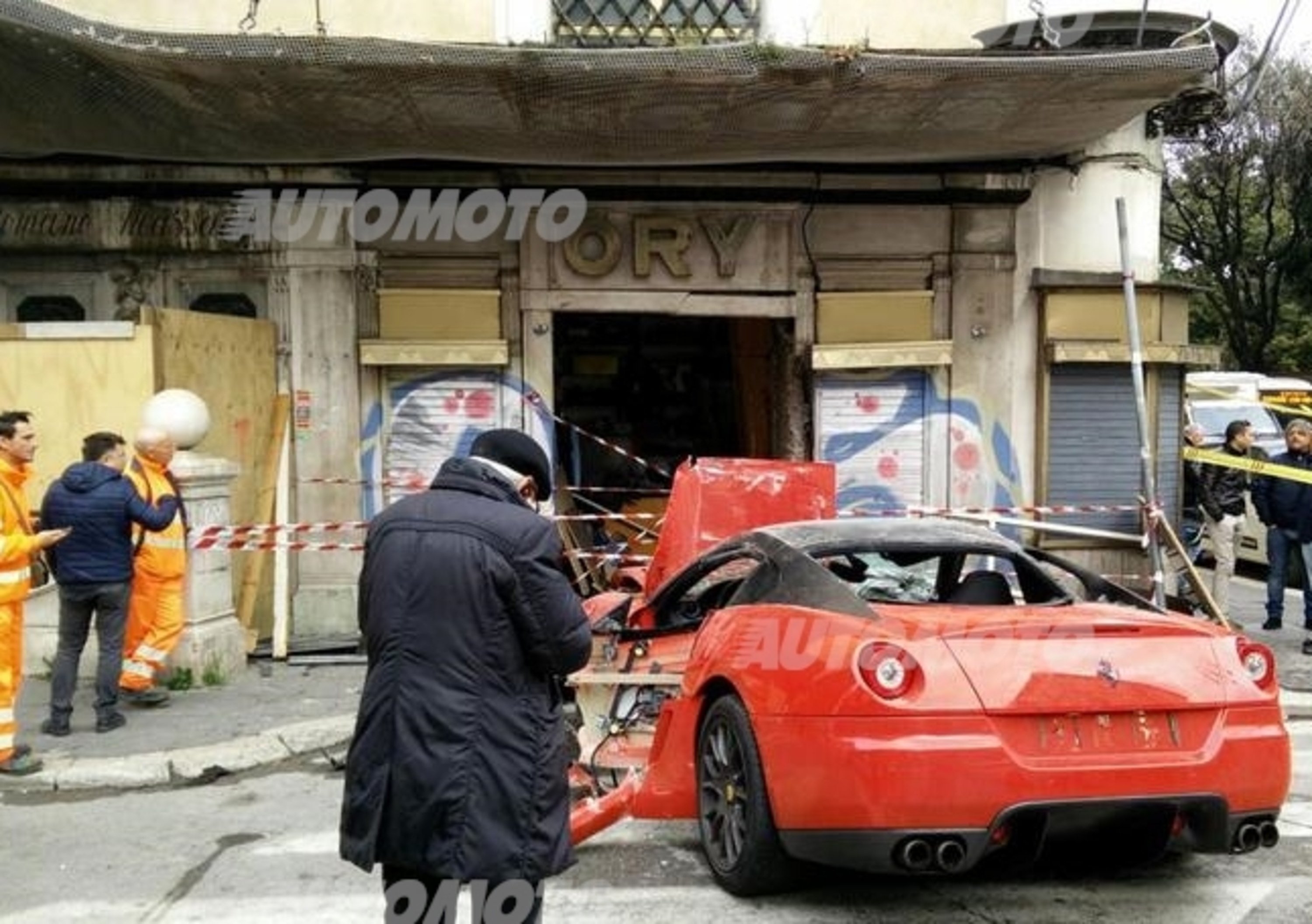 Roma, una rarissima Ferrari 599 GTO distrugge un negozio!