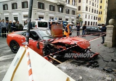 Roma, una rarissima Ferrari 599 GTO distrugge un negozio!