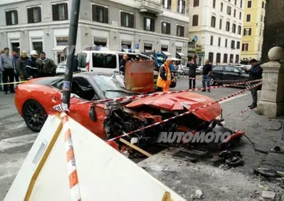 Roma, una rarissima Ferrari 599 GTO distrugge un negozio!