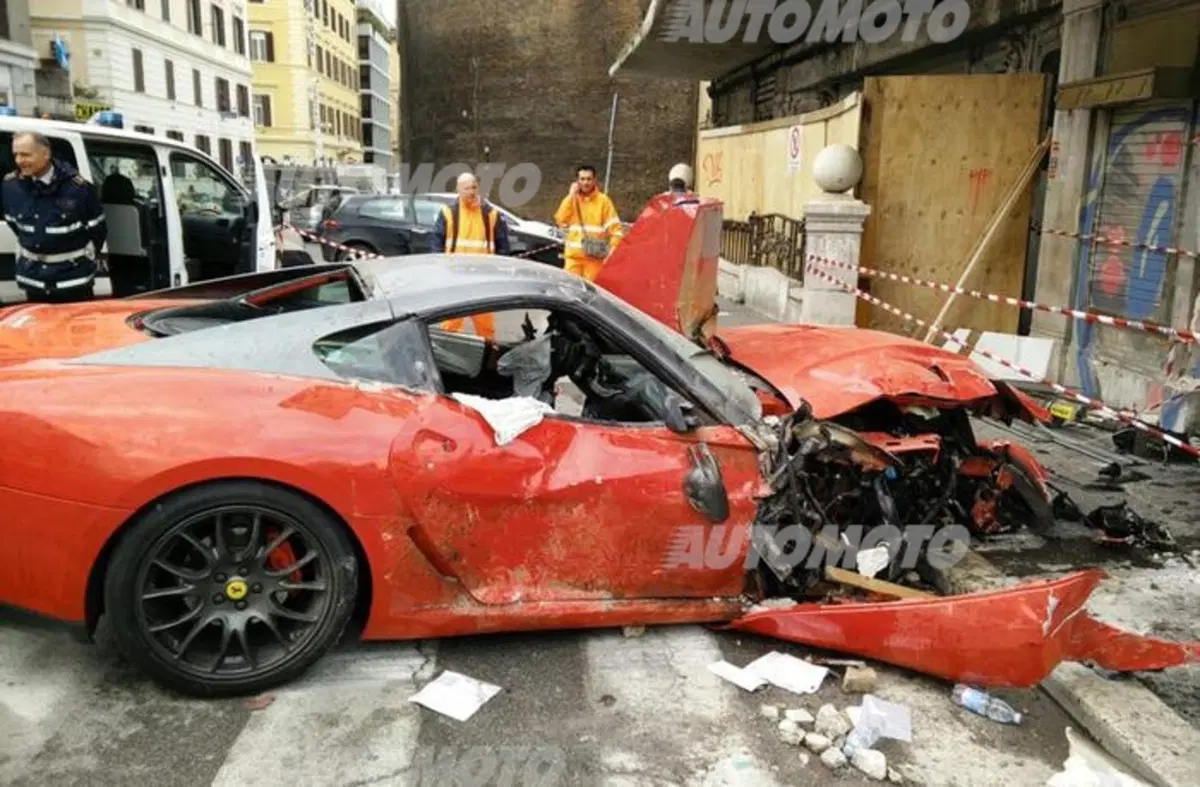 Roma, una rarissima Ferrari 599 GTO distrugge un negozio!