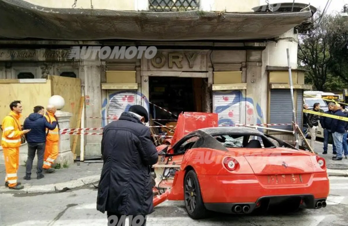 Roma, una rarissima Ferrari 599 GTO distrugge un negozio! (3)
