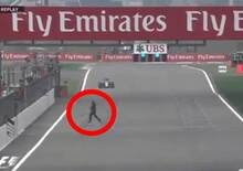 F1 Cina 2015, FP2: un folle attraversa il rettilineo. Arrestato [video]