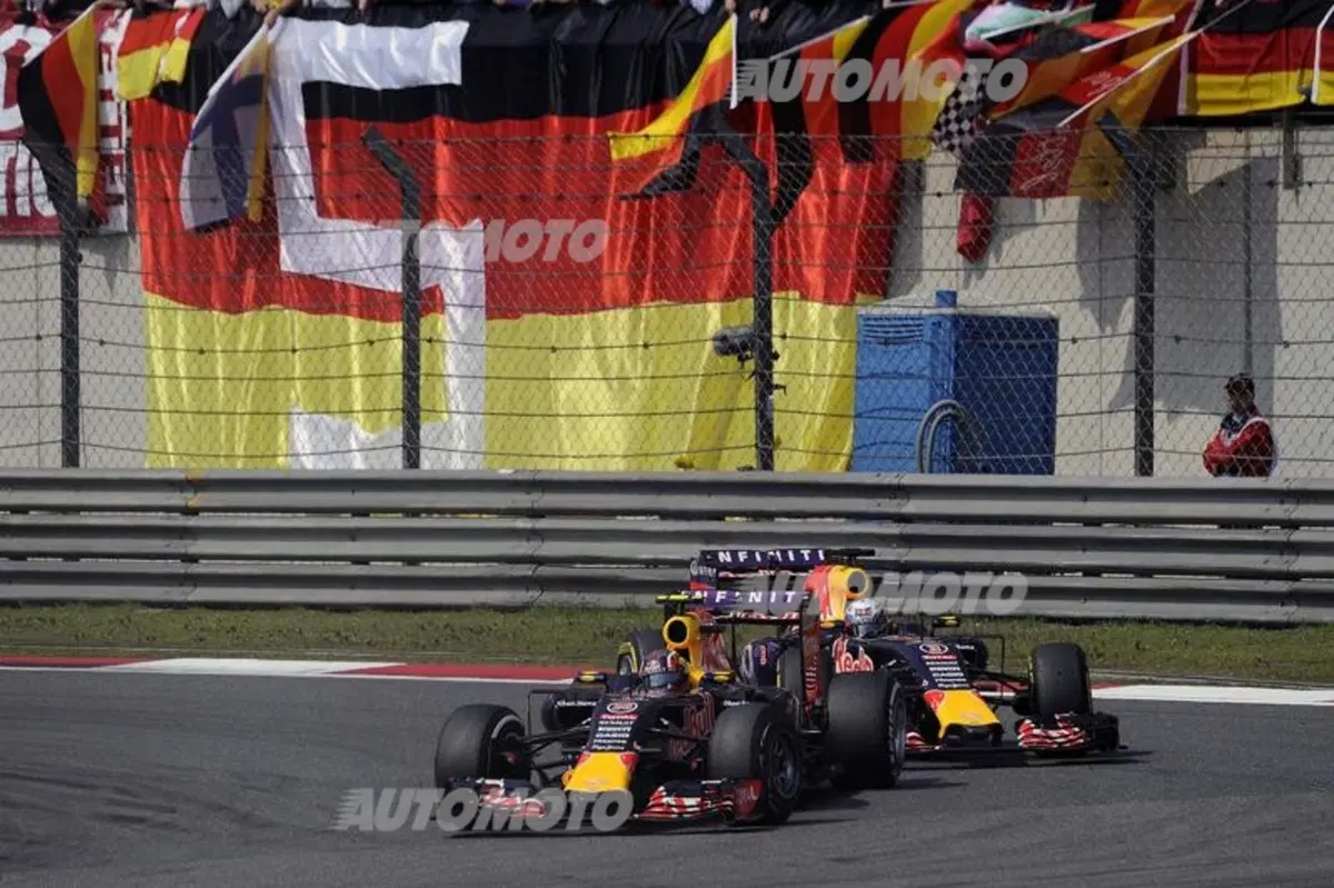 F1 2015, GP Cina: vince Hamilton. Vettel terzo, Raikkonen quarto (26)