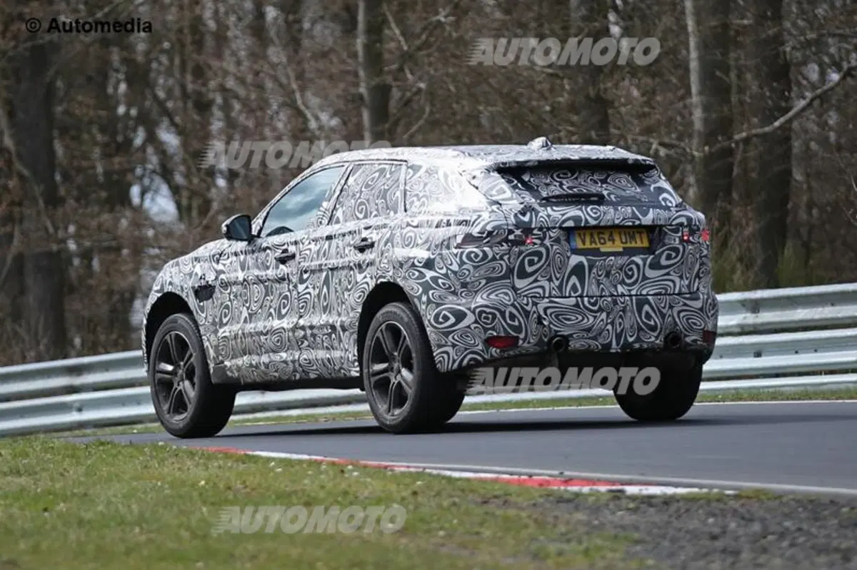 Jaguar F-Pace, il futuro SUV avvistato sul Ring (4)