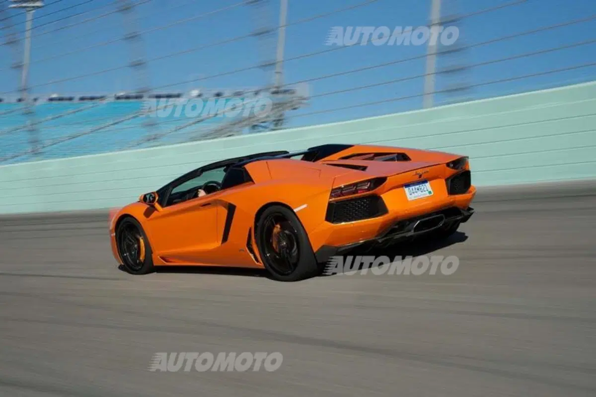 Lamborghini Aventador LP 700-4 Roadster (2)