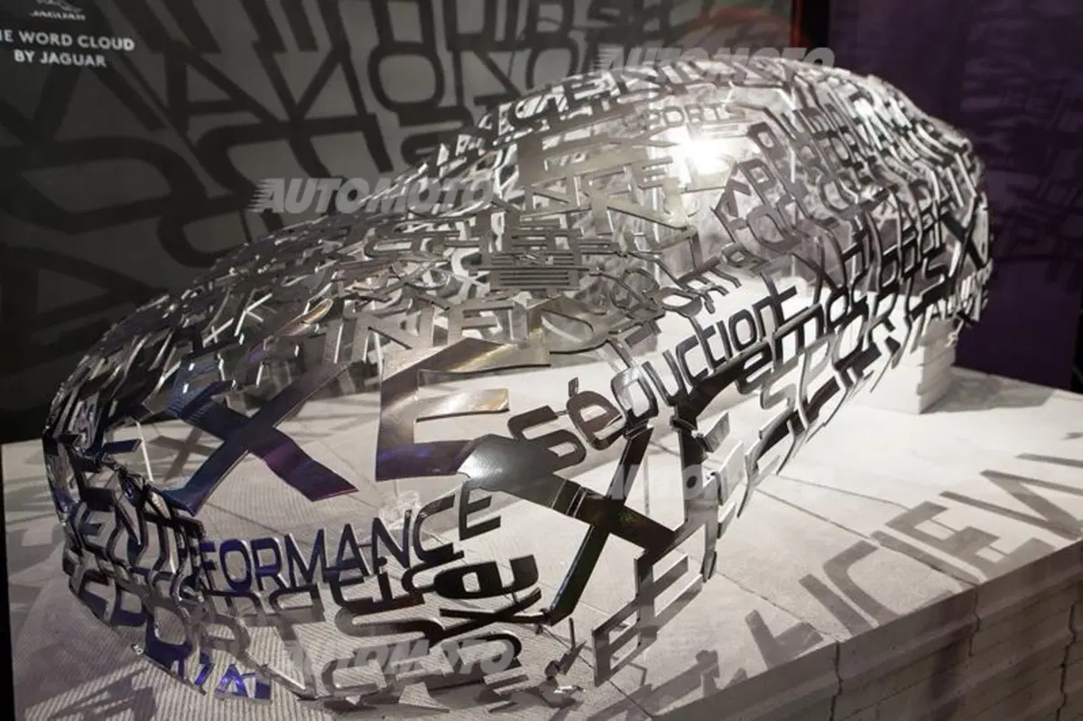 La Jaguar XE si trasforma nella Word Cloud, una nuvola di alluminio