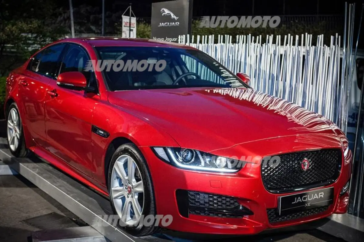 La Jaguar XE si trasforma nella Word Cloud, una nuvola di alluminio (2)
