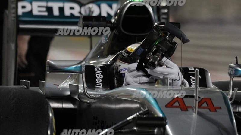 F1, Gp Bahrain 2015: Hamilton in pole position, Vettel secondo