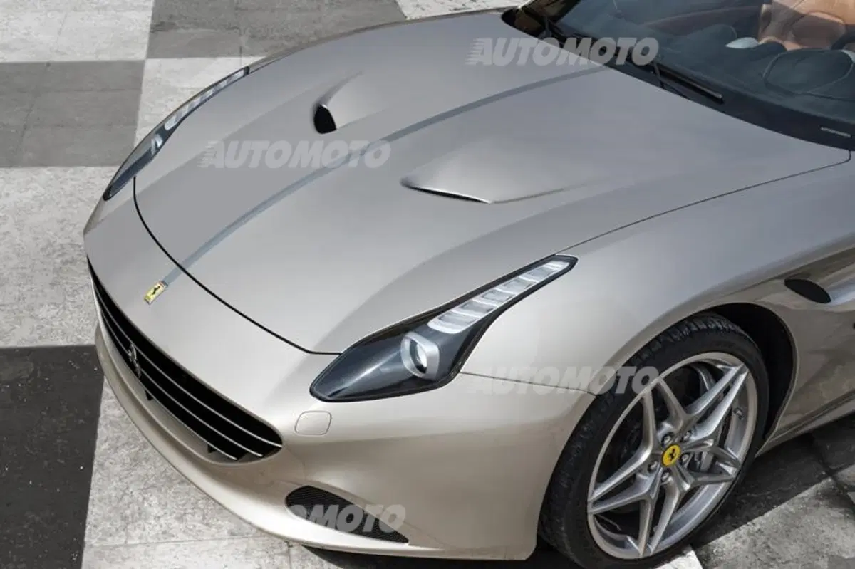 Ingrid Bergman e Jacqueline Kennedy ispirano una speciale Ferrari California T (2)