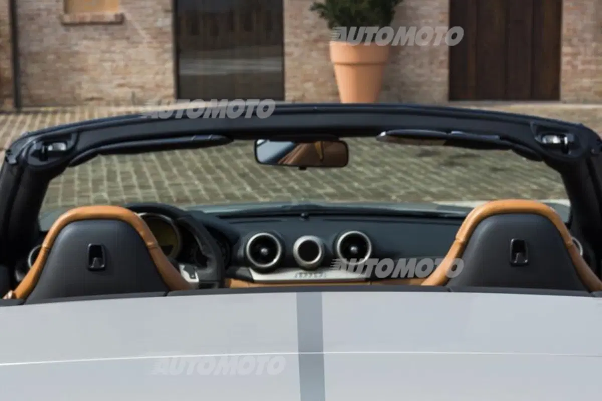 Ingrid Bergman e Jacqueline Kennedy ispirano una speciale Ferrari California T (5)