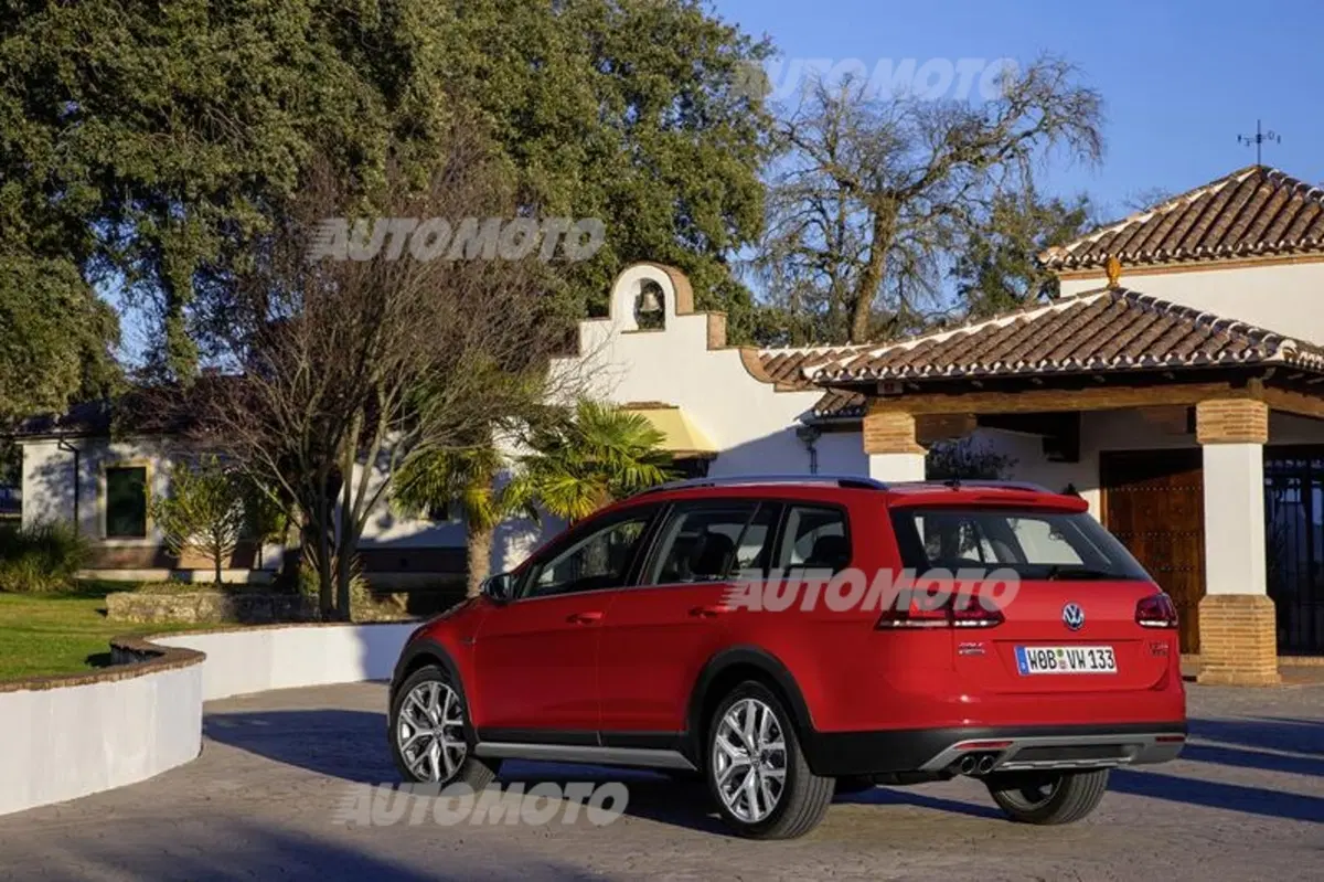 Volkswagen Golf Variant: nuova GTD, Alltrack e R (28)