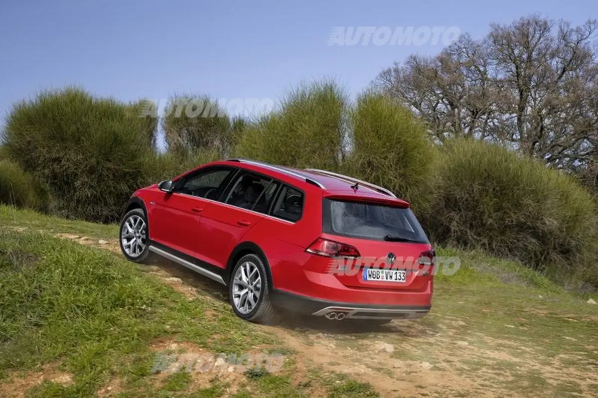 Volkswagen Golf Variant: nuova GTD, Alltrack e R (39)
