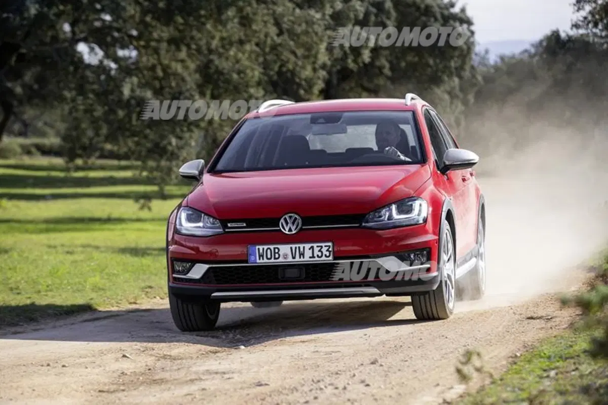 Volkswagen Golf Variant: nuova GTD, Alltrack e R (40)