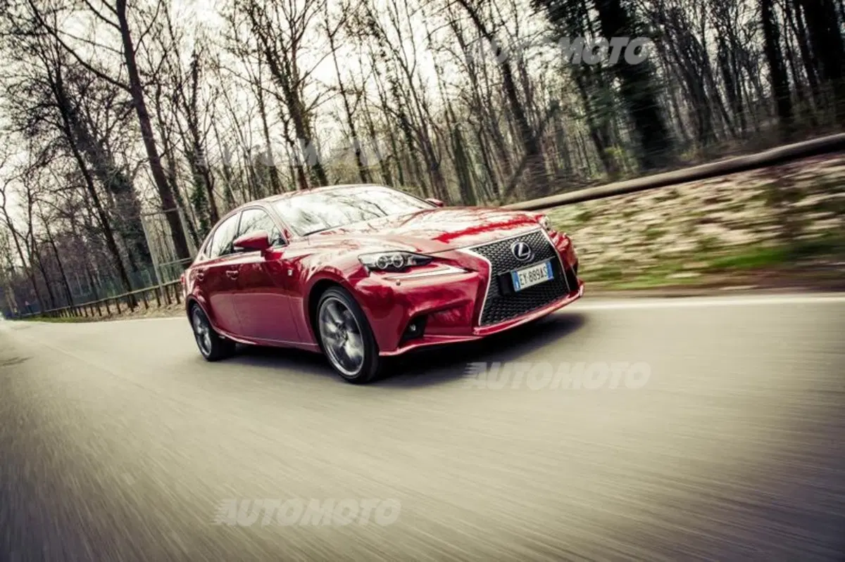 Lexus Is 300h [video]