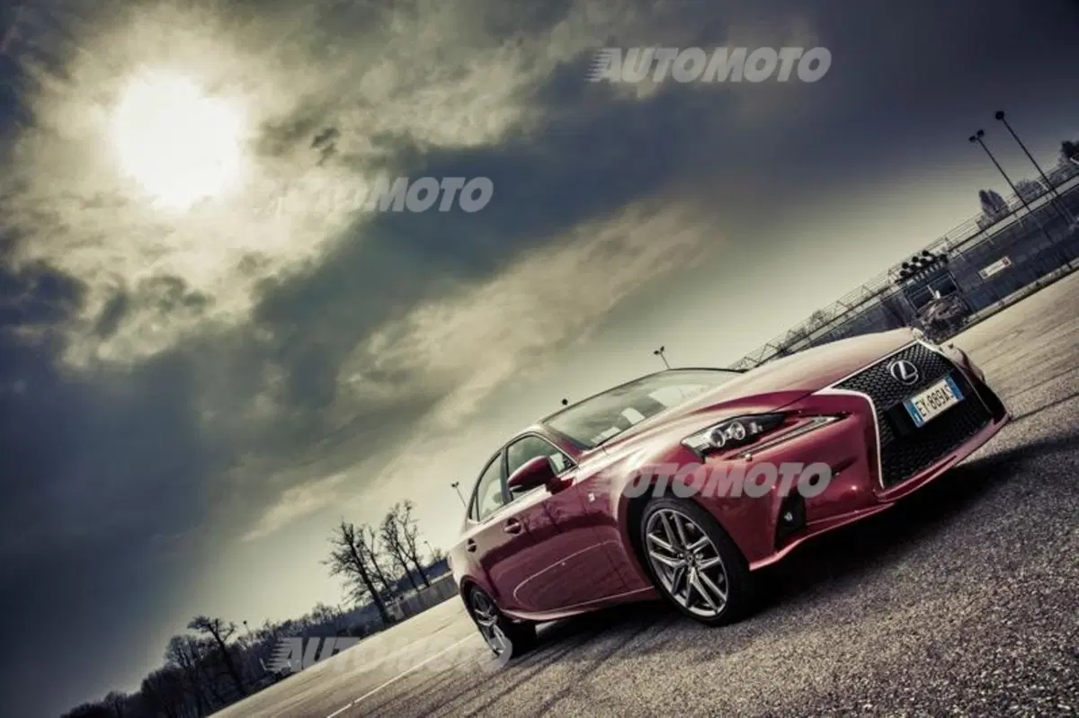 Lexus Is 300h [video] (3)