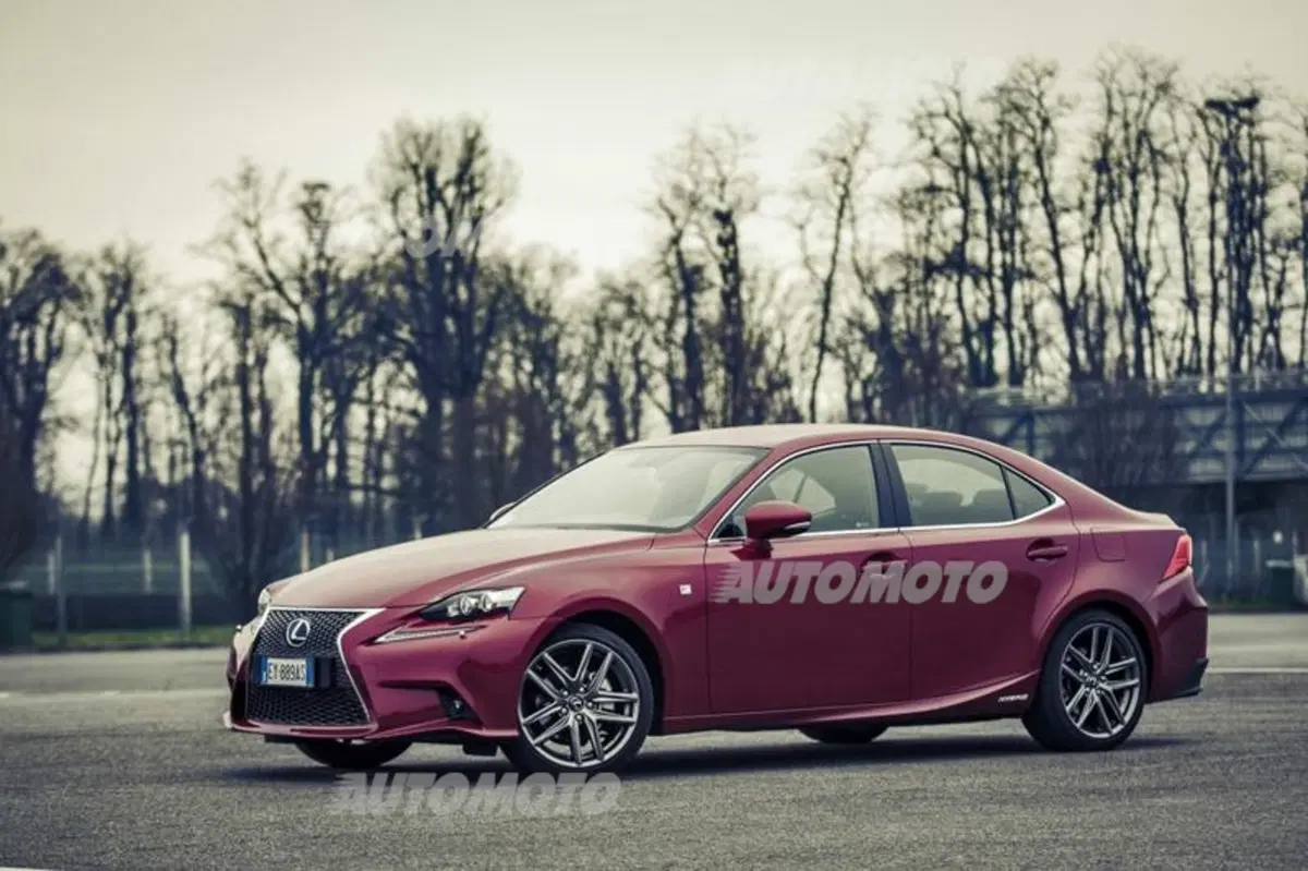 Lexus Is 300h [video] (4)