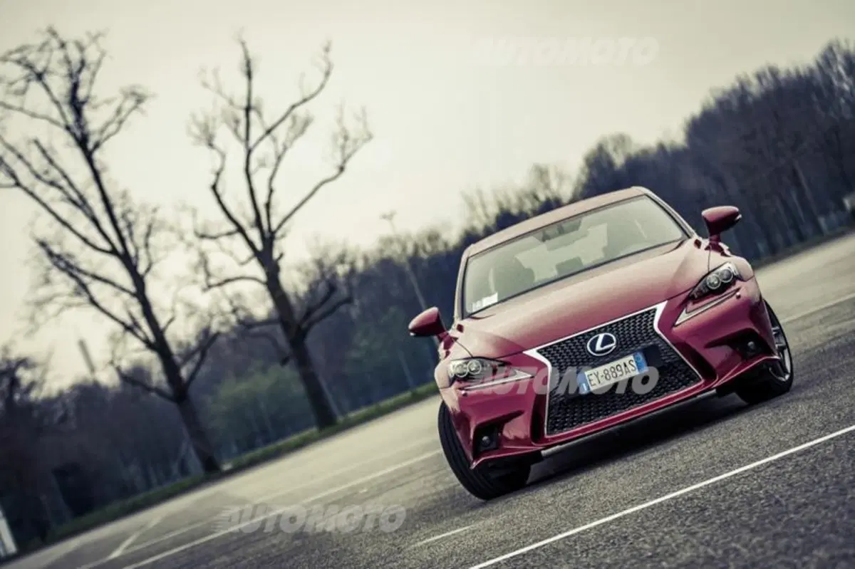 Lexus Is 300h [video] (5)