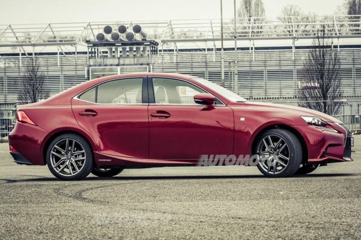 Lexus Is 300h [video] (6)
