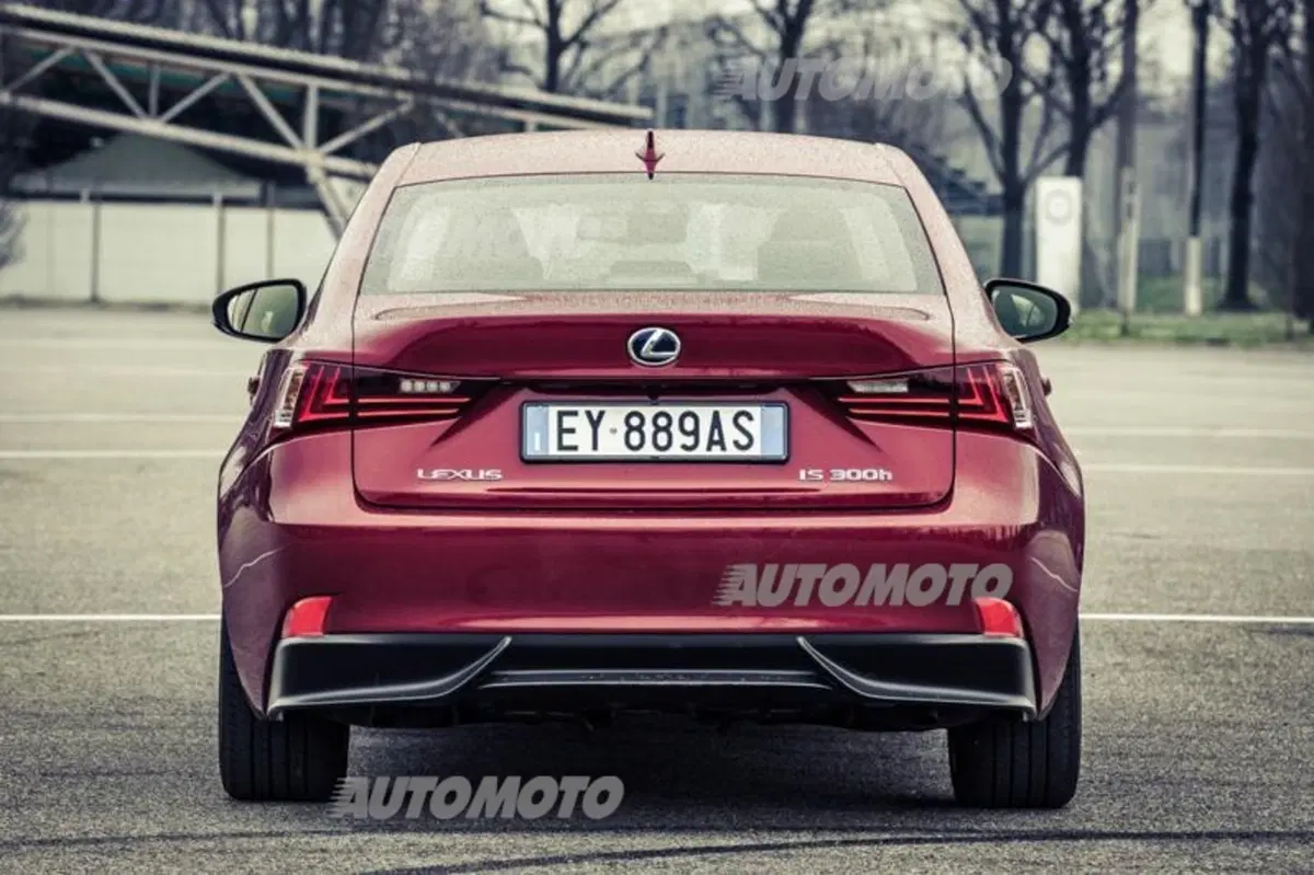 Lexus Is 300h [video] (9)