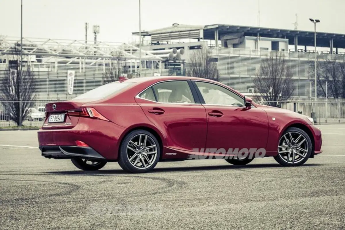 Lexus Is 300h [video] (11)