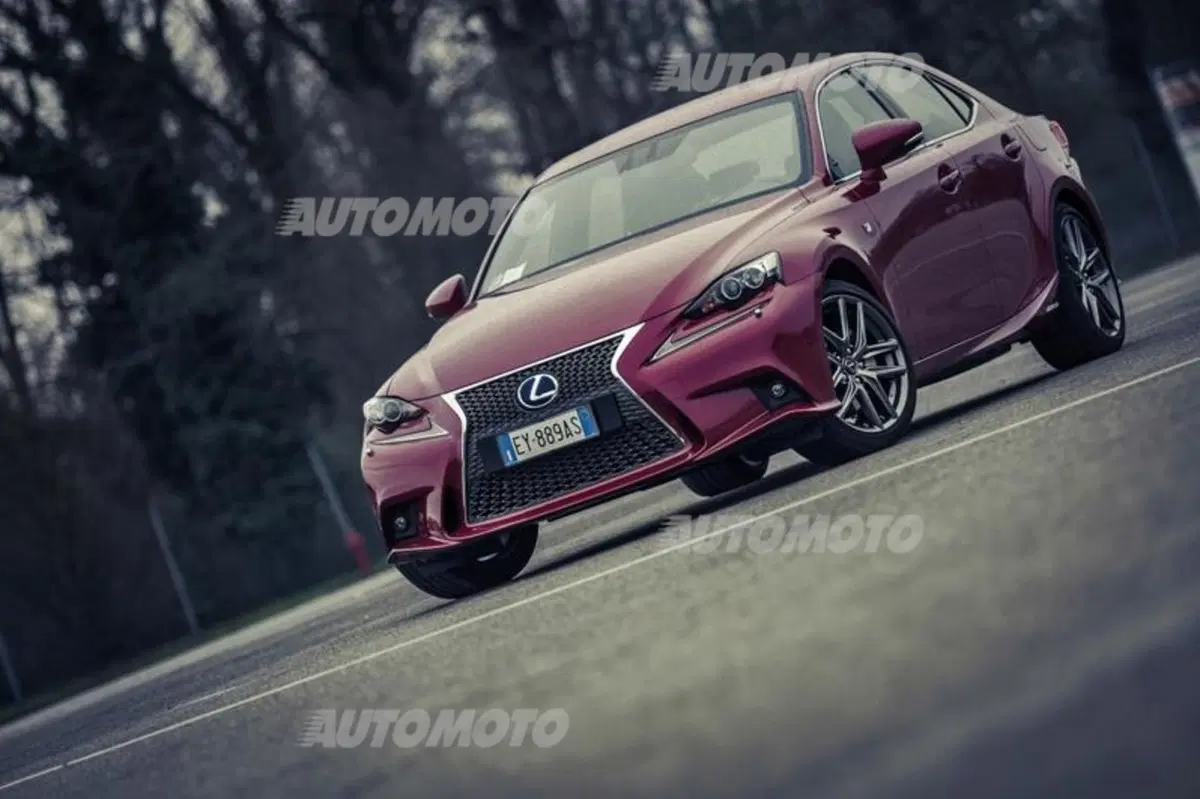 Lexus Is 300h [video] (12)