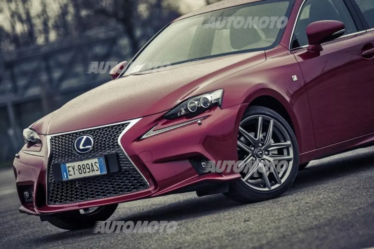 Lexus Is 300h [video] (16)