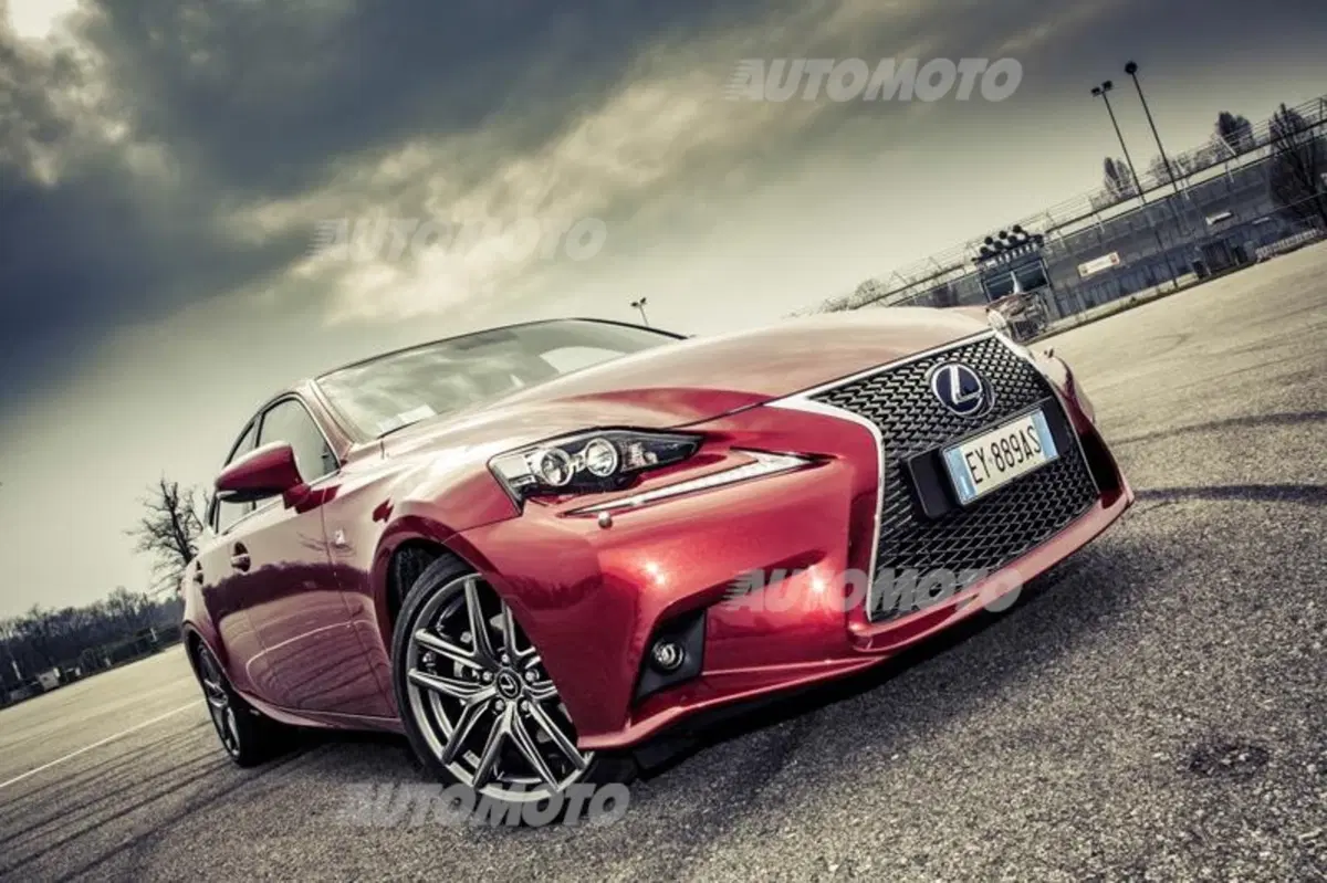 Lexus Is 300h [video] (17)