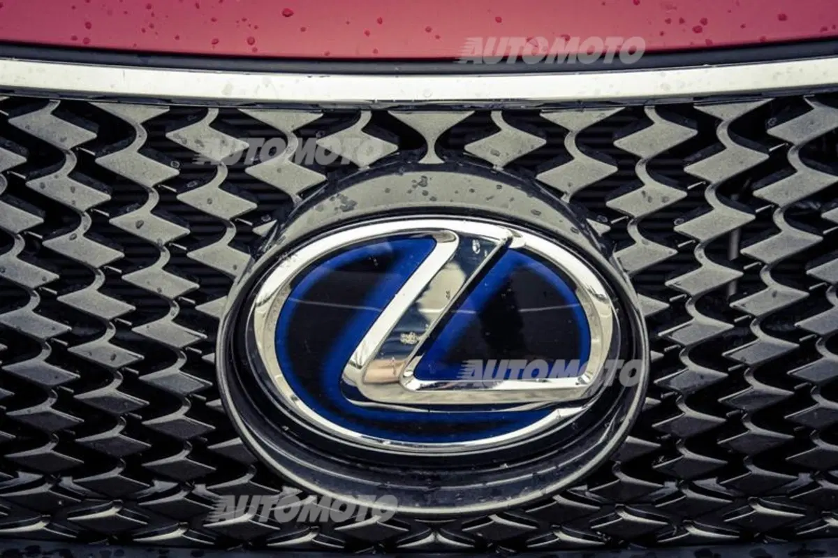 Lexus Is 300h [video] (19)