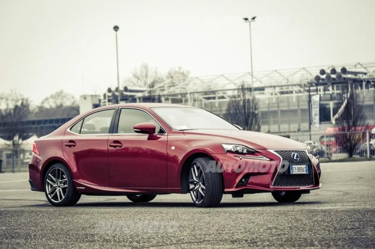 Lexus Is 300h [video] (20)