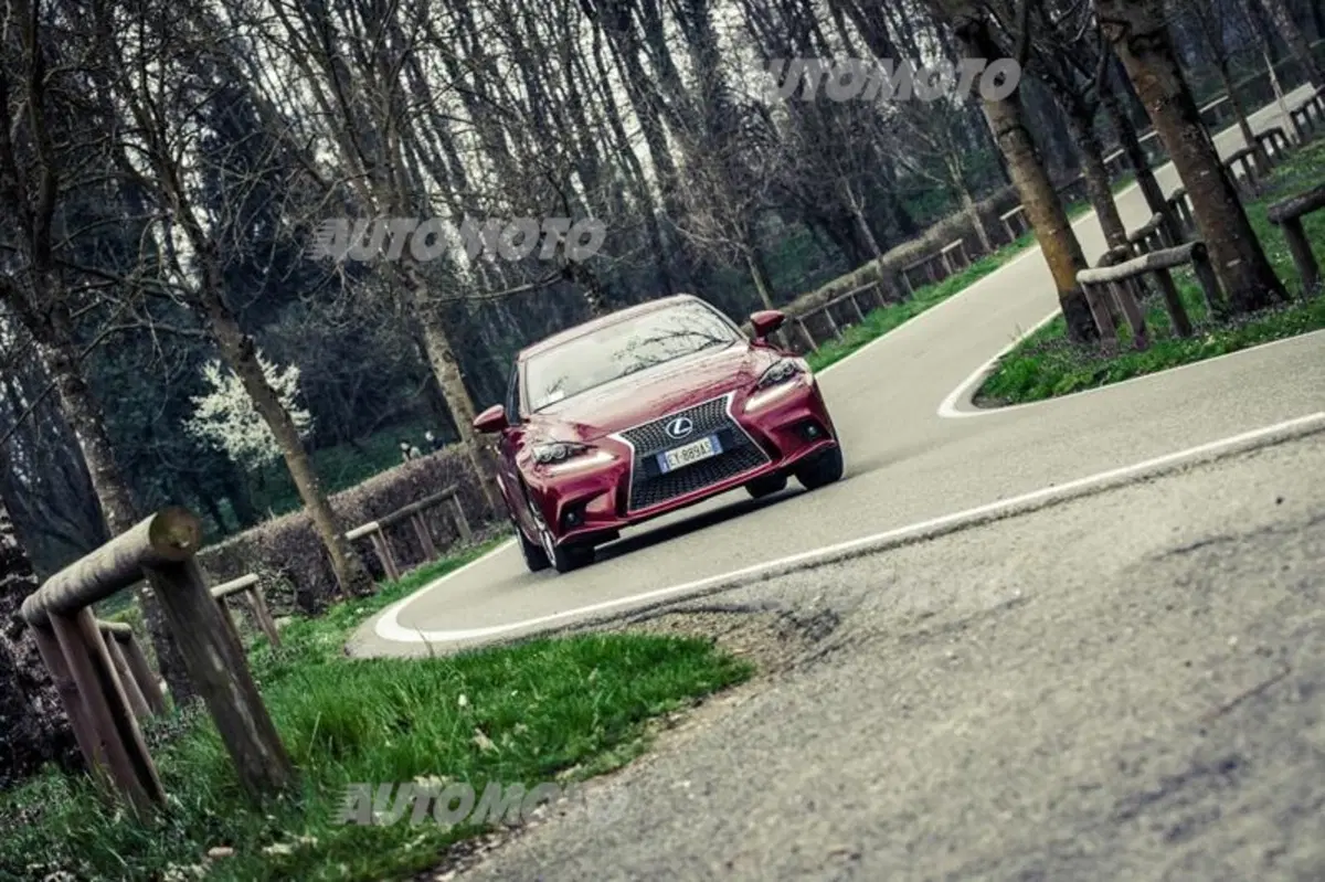 Lexus Is 300h [video] (22)