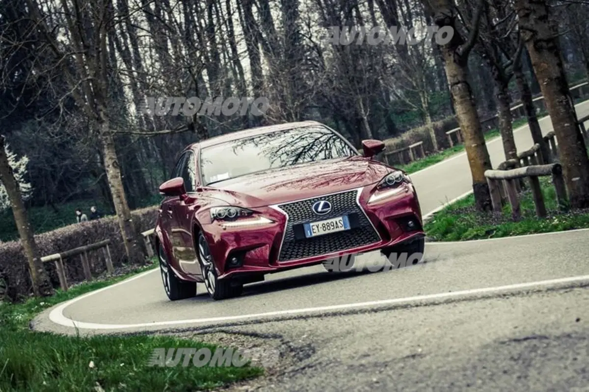 Lexus Is 300h [video] (23)