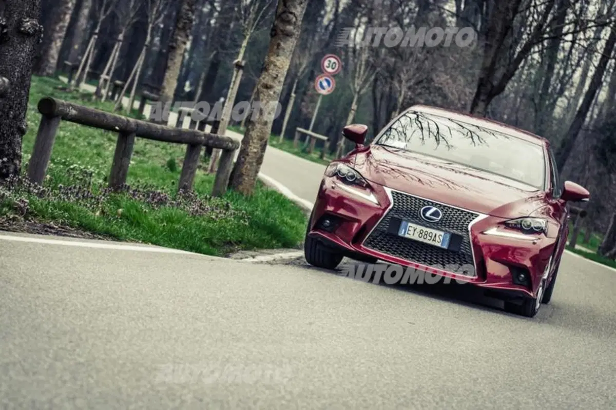 Lexus Is 300h [video] (24)
