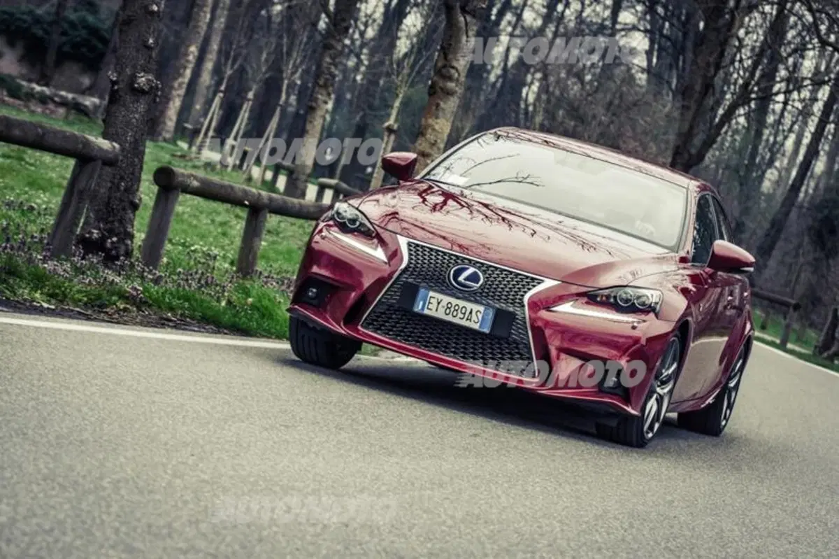 Lexus Is 300h [video] (25)